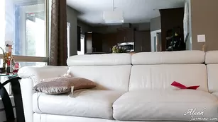 Грудастая барышня Aleahjasmine трахает пизду секс игрушкой