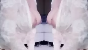 Сексуальная деваха Hollycute эротично позирует