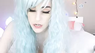 Топовая шмара Kati3kat показывает свои прелести