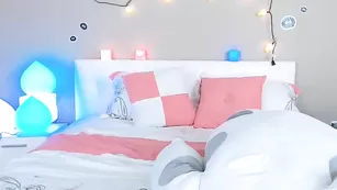 Топовая шмара Kati3kat показывает свои прелести