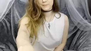 Очаровательная сучка Princesslexi мастурбирует пизду