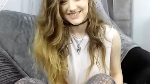 Очаровательная сучка Princesslexi мастурбирует пизду