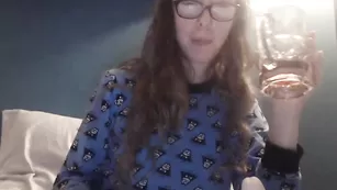 Шальная телочка Amyrae показывает шикарную грудь