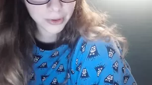 Шальная телочка Amyrae показывает шикарную грудь