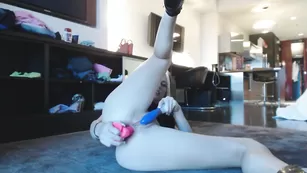 Озорная блонда HaleyRyder смачно трахает очко