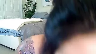 Красотка с татуировками TATTGODDESS позирует голенькая