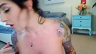 Красотка с татуировками TATTGODDESS позирует голенькая