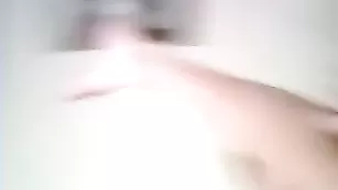 Шикарная стерва Seeya548 ласкает бритую киску