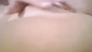 Шикарная стерва Seeya548 ласкает бритую киску