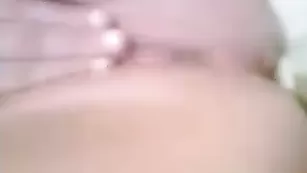 Шикарная стерва Seeya548 ласкает бритую киску