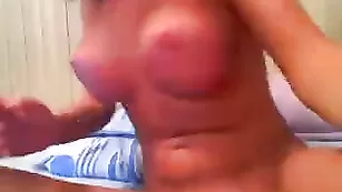 Кокетливая брюнетка DoseOfHypnose ласкает бритую киску