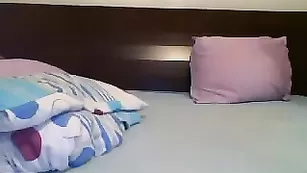 Кокетливая брюнетка DoseOfHypnose ласкает бритую киску