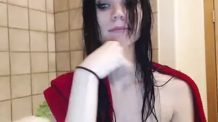 Худая красотка Sexybeth1248 дрочит пизду в душе