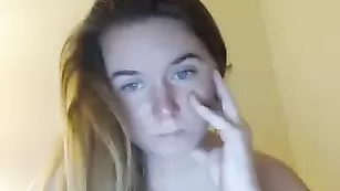 Темноволосая курва Ashygrace мастурбирует пилотку секс игрушкой