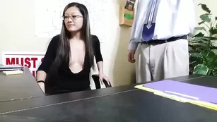 Милая азиатка Little_Mina сосет член и трахается в пизду