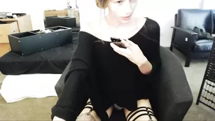 Строптивая барышня MissAlice_18 показывает трусики