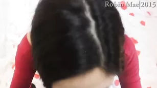 Знойная брюнетка RobinMae отсасывает член