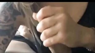 Шальная сука MsCheeks отсасывает парню член