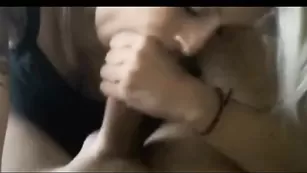 Шальная сука MsCheeks отсасывает парню член
