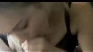 Шальная сука MsCheeks отсасывает парню член