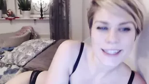 Симпатичная путана Trixie_anal_sweden смачно дрочит анал