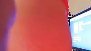 Похотливая курва BellaBrookz показывает большие сиськи