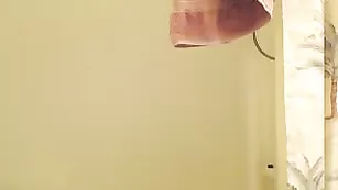 Похотливая курва BellaBrookz показывает большие сиськи