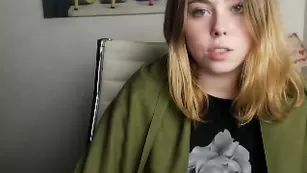 Роскошная малышка Valarie18 раздевается на камеру