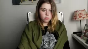 Роскошная малышка Valarie18 раздевается на камеру