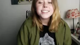 Роскошная малышка Valarie18 раздевается на камеру