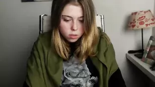 Роскошная малышка Valarie18 раздевается на камеру