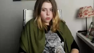 Роскошная малышка Valarie18 раздевается на камеру