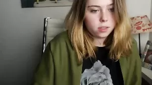 Роскошная малышка Valarie18 раздевается на камеру