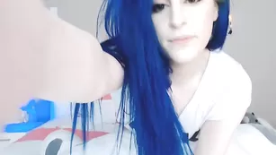 Игривая соска Kati3kat трахается секс игрушками