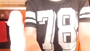 Телочка в чулках Evvygold массирует рукой вагину