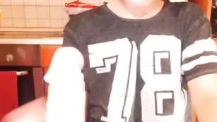 Телочка в чулках Evvygold массирует рукой вагину