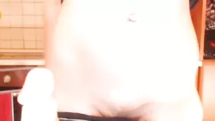 Телочка в чулках Evvygold массирует рукой вагину