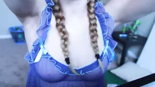 Жаркая сучка GingerOneil обсасывает секс игрушку