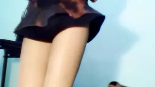 Сладкая штучка sweetrich мастурбирует сидя на стуле