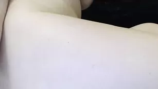 Грудастая барышня Thatsubiegirl мастурбирует бритую пизду