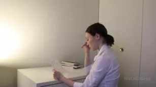 Шлюха в униформе NataliaGrey скачет на страпоне