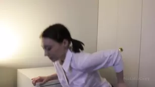 Шлюха в униформе NataliaGrey скачет на страпоне