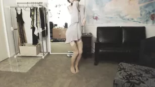 Молодая шалава MissAlice_94 танцует стриптиз