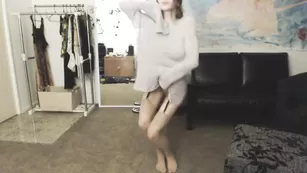 Молодая шалава MissAlice_94 танцует стриптиз