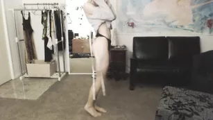 Молодая шалава MissAlice_94 танцует стриптиз