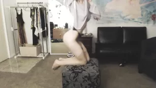 Молодая шалава MissAlice_94 танцует стриптиз