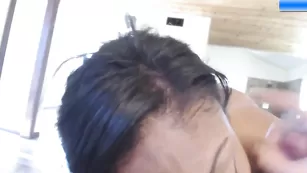 Озорная курва ZoeyJay отсасывает хуй