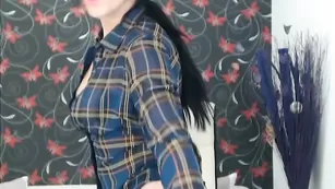 Изумительная Karllasexy показывает ягодицы