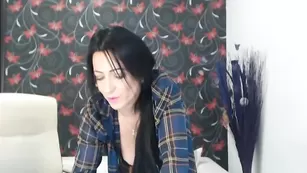 Изумительная Karllasexy показывает ягодицы