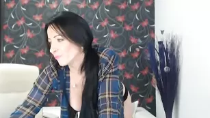 Изумительная Karllasexy показывает ягодицы